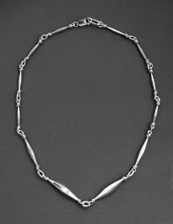 Smidd halskedja "Virad".
Silver (1994)
Längd 42 cm,
pris 5 850 kr.
Längd 68 cm,
pris 8 250 kr. Smidd halskedja "Virad".
Silver (1994)
Längd 42 cm,
pris 5 850 kr.
Längd 68 cm,
pris 8 250 kr.